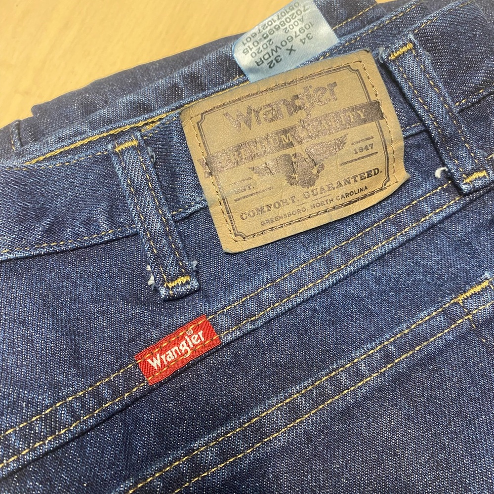 Wrangler Men's Deep Blue Relaxed Jeans